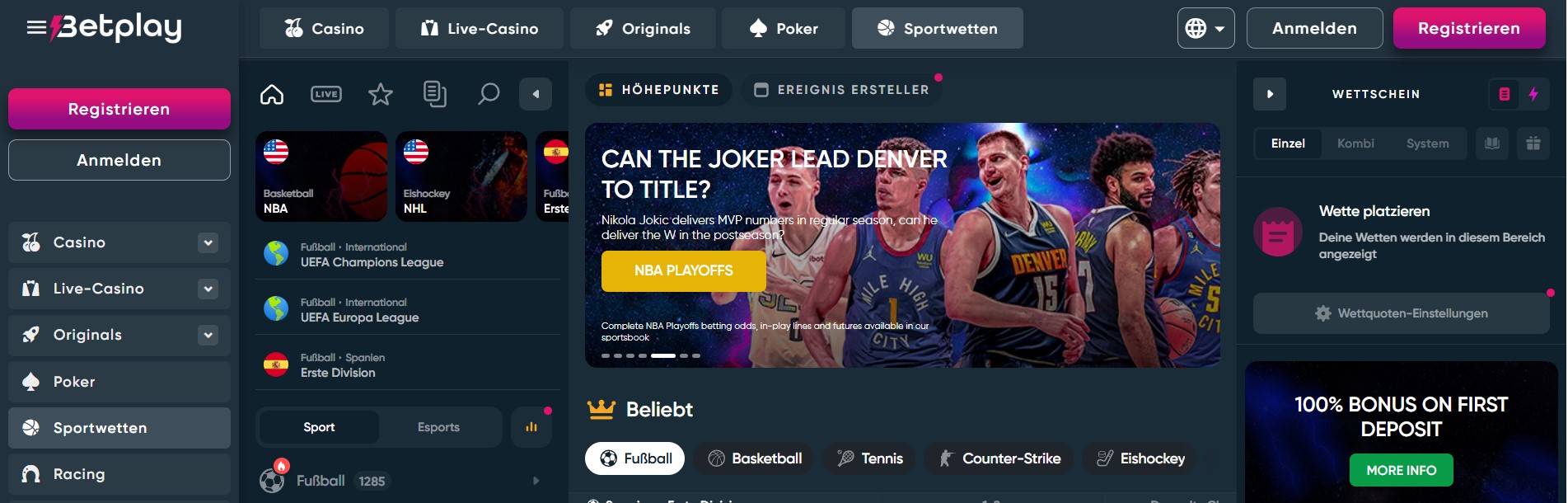 Betplay Webseite mit verschiedenen Wettoptionen wie Casino, Live-Casino, Originals, Poker, Sportwetten und Racing. Ein Banner zeigt NBA-Spieler mit der Frage „CAN THE JOKER LEAD DENVER TO TITLE?“ und einem Button für die NBA Playoffs. Links sind Wettkategorien wie Fußball, Basketball, Tennis und Eishockey aufgelistet. Rechts gibt es eine Option zum Platzieren von Wetten und einen Hinweis auf einen 100% Bonus bei der ersten Einzahlung.